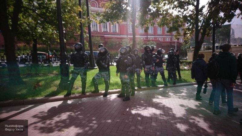 Участники незаконного митинга в Москве принесли с собой пистолеты и электрошокеры