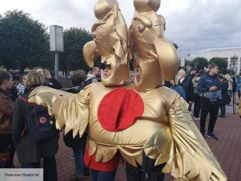Митингующих на площади Ленина развлекает золотой двуглавый орел