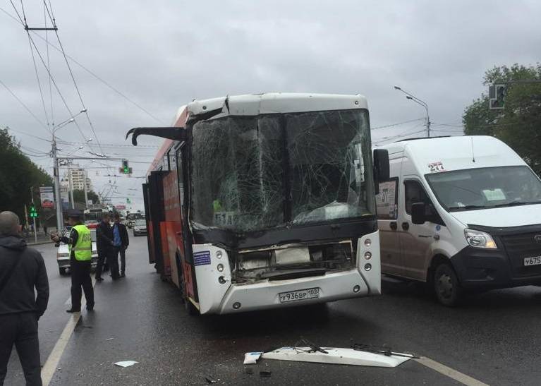 В Уфе автобус столкнулся с поливомоечной машиной: есть пострадавшие
