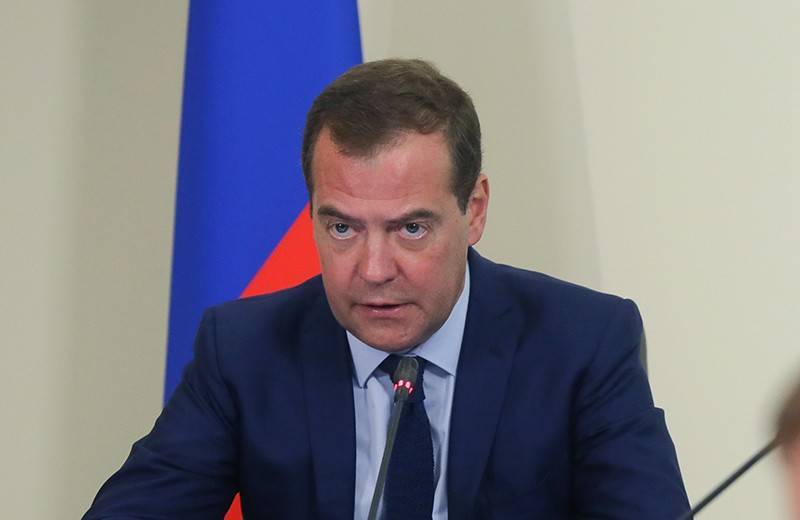 "Достали": Медведев решил сажать недобросовестных подрядчиков