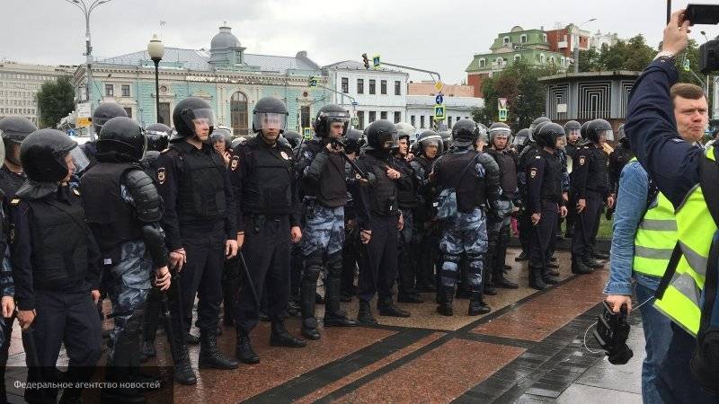 Росгаврдеец пострадал при нападении провокатора на незаконном митинге в Москве