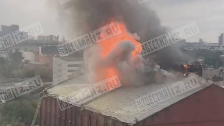 Видео: мощный пожар парализовал район в центре Москвы