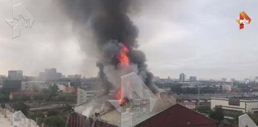 Площадь пожара в горящем здании в центре Москвы достигла 1000 кв. м. РЕН ТВ