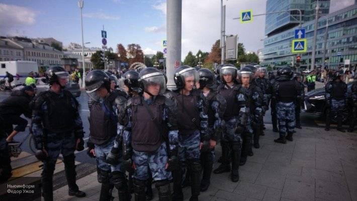 Участников незаконной акции в центре Москвы призывают разойтись