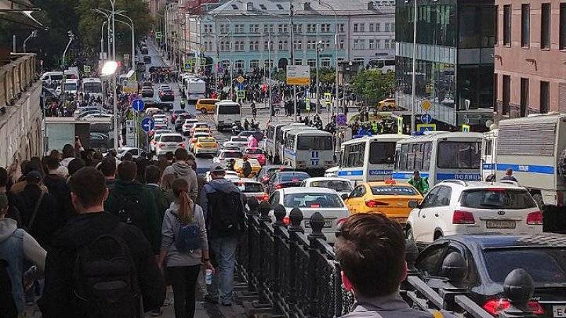 Оппозиция не смогла собрать людей на незаконном митинге в Москве