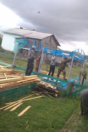 Жители корткеросской деревни района строят уличный тренажерный зал