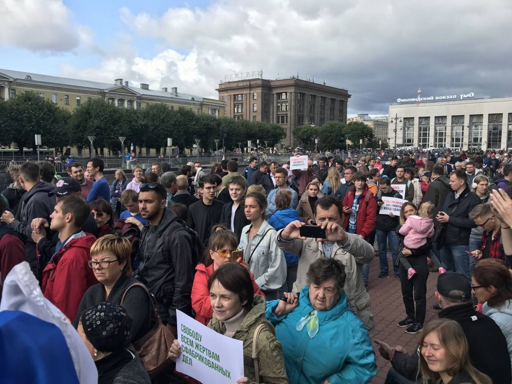 Согласованный митинг оппозиции&nbsp; в Петербурге собрал около тысячи человек