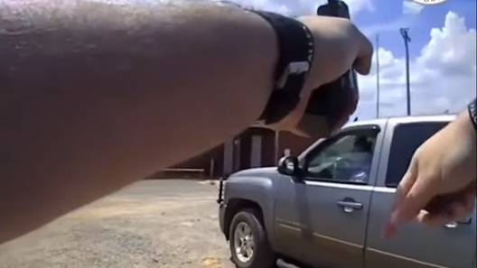 Их нравы: полицейский круто расправился с буйной старушкой (видео)
