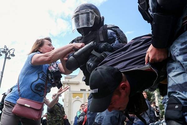 На несанкционированной акции в центре Москвы пострадал сотрудник ОМОНа