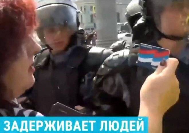 Видео: женщина из «Единой России» пытается отбить своего мужа у росгвардейцев