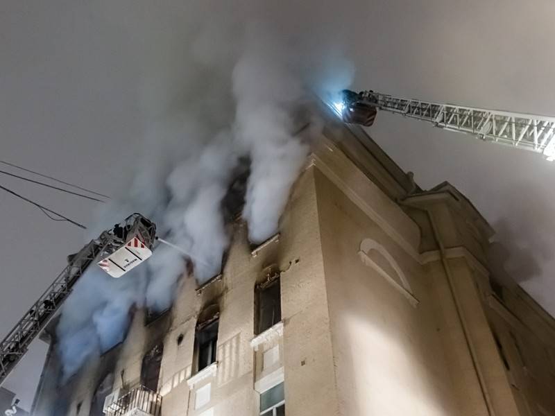 Роспотребнадзор проверит качество воздуха после пожара в центре Москвы