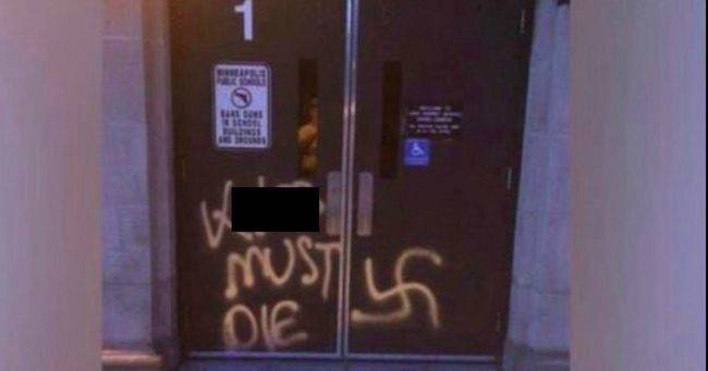 Свастика на двери школы в США встревожила общественность