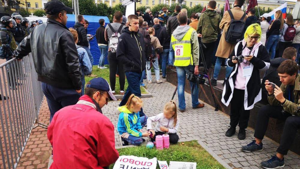Беспечные петербуржцы привели на митинг детей, проигнорировав возможную опасность