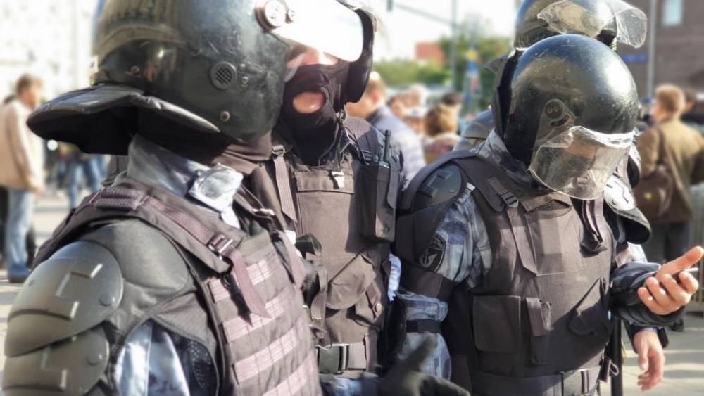Спецназовец Росгвардии пострадал на акции протеста в Москве. В это время активисты демонстрируют "методички" - видео