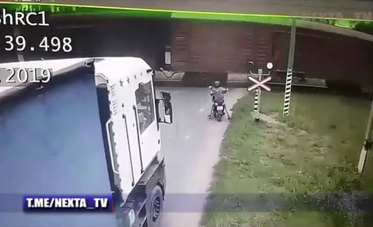 Жуткое видео: камера видеонаблюдения записала, как в Шклове школьник на скутере попал под товарняк. Подростку оторвало ноги