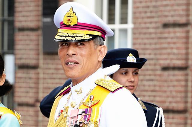 Король Таиланда официально признал свою любовницу второй супругой
