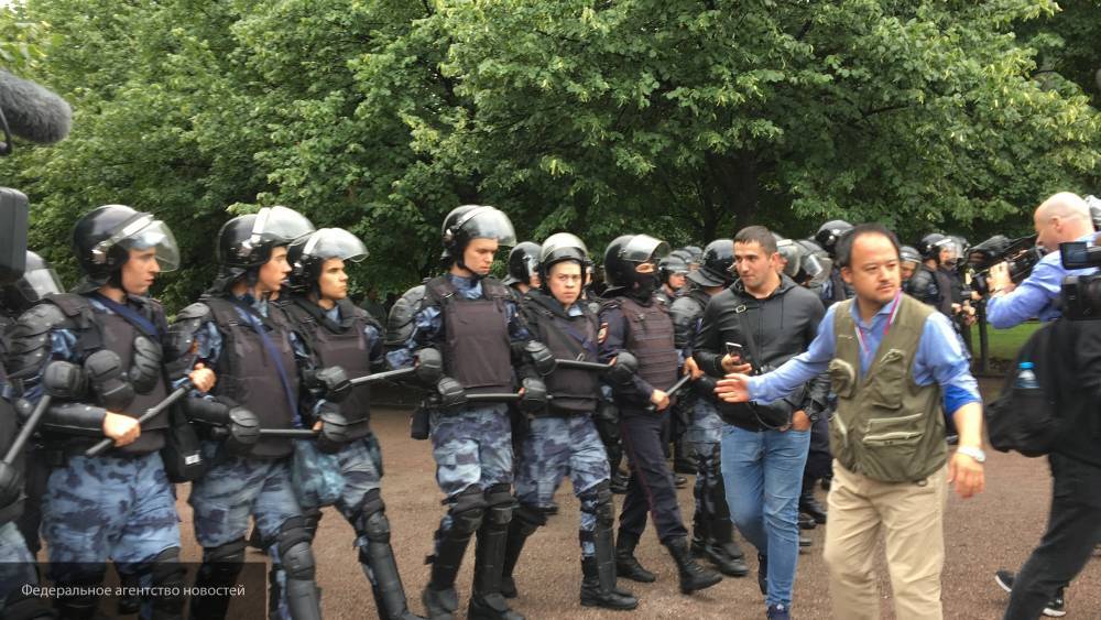 Полиция задержала вооруженных ножами и пистолетами участников незаконного митинга в Москве