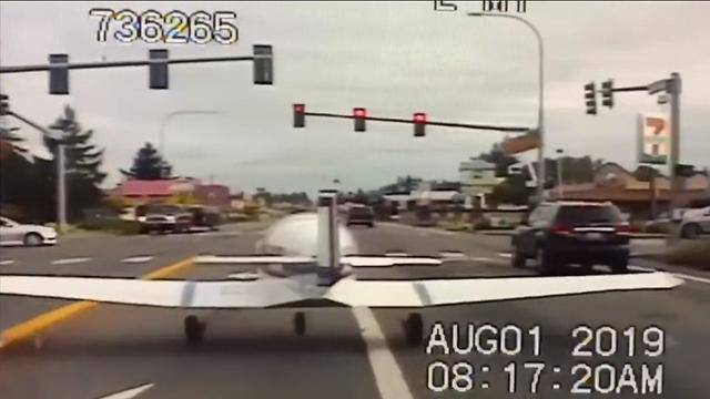 Видео: самолет сел на шоссе в час пик и остановился у светофора