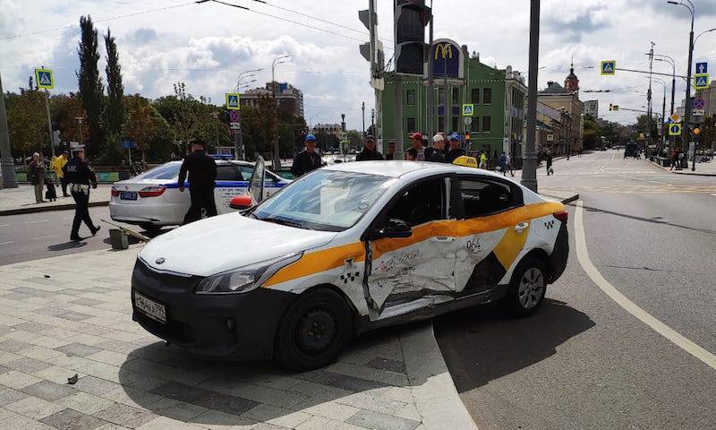 В водителя «Яндекс.Такси» въехал патруль ДПС в центре Москвы