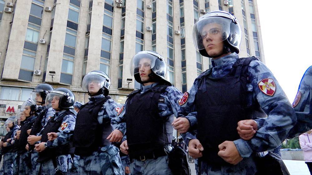 Сотрудник Росгвардии пострадал на несанкционированной акции в Москве