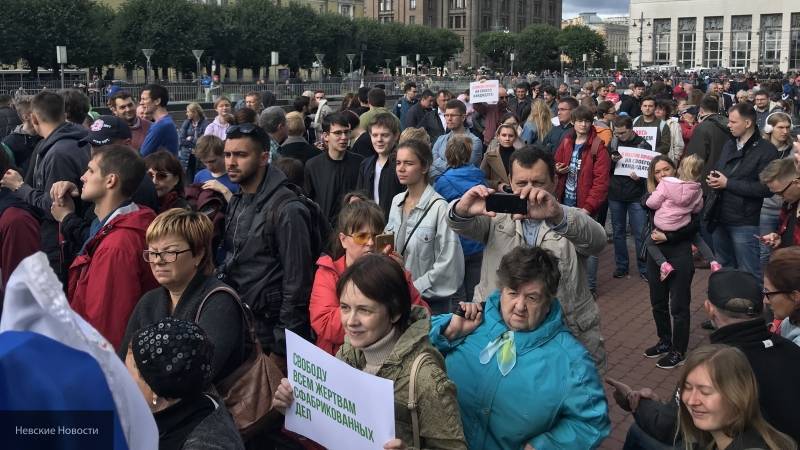 Митингующие либералы в Петербурге скинули со сцены русского писателя Старикова