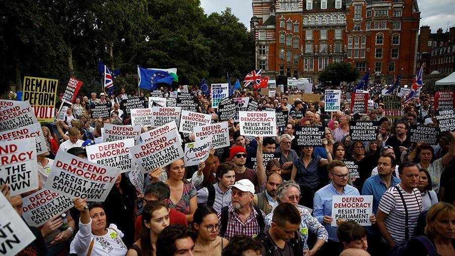Боле 1 млн британцев поддержали петицию против приостановки работы парламента