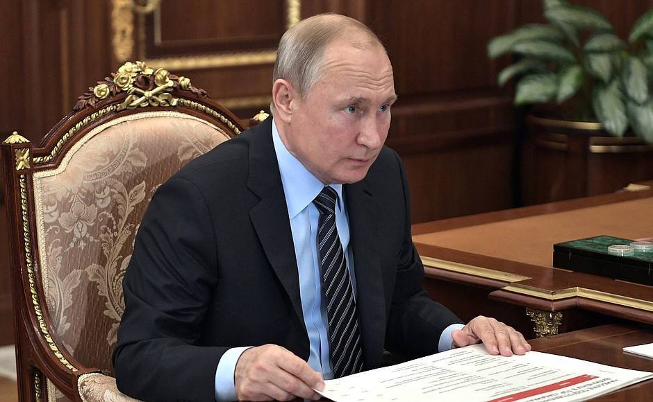 Путин высказался за повышение зарплат чиновников в регионах