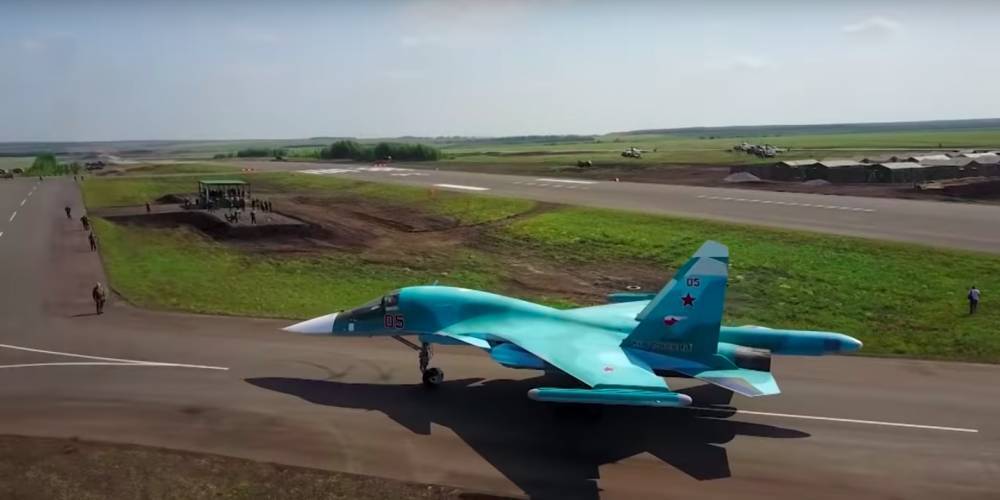 Появилось видео посадки Су-34 и Ан-26 на строящуюся магистраль