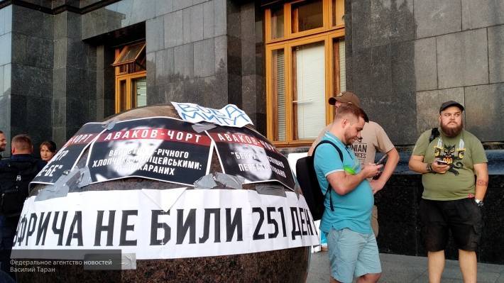 Протестующие пришли к стенам Верховной рады с лозунгами «Аваков - черт!»