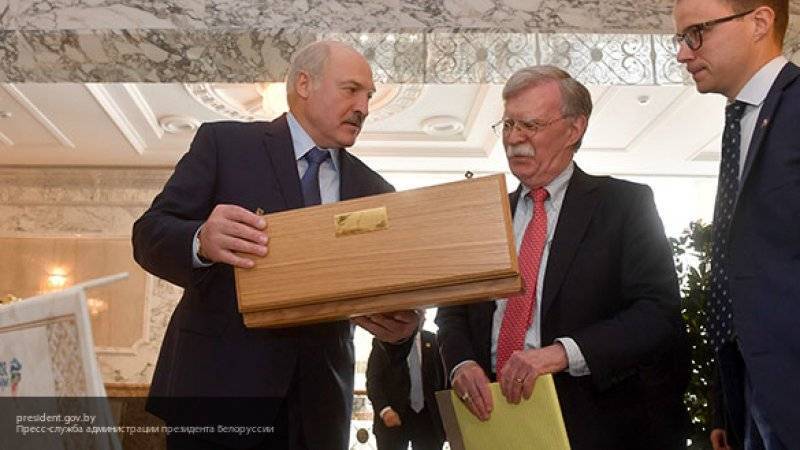 Лукашенко передал в подарок Трампу кортик через Болтона