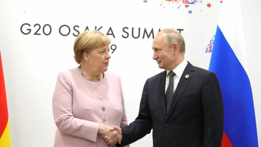 Путин рассказал Меркель о борьбе с террористами в сирийском Идлибе