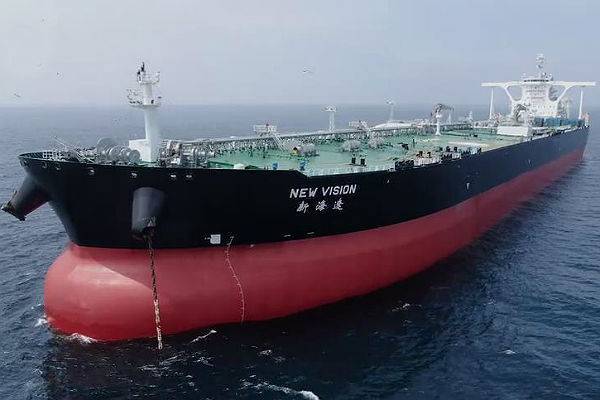 В Китае сдали заказчику «умный» танкер