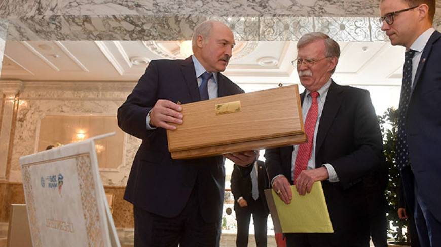 Лукашенко подарил Болтону бутылку водки