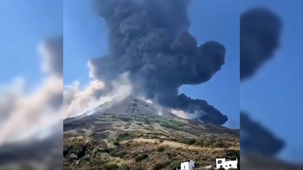 Туристы в панике: появилось видео извержения вулкана в Италии
