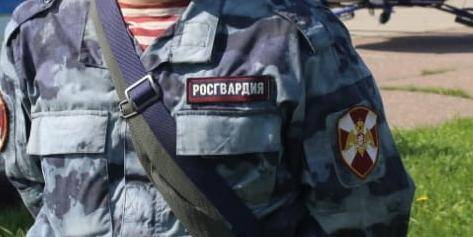 Росгвардейцы подарили школьные рюкзаки и учебные принадлежности детям из семей, пострадавших от паводка в Иркутской области