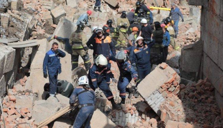 Три человека погибли при обрушении здания в Новосибирске
