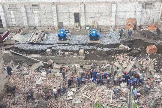 В Новосибирске обрушилась стена строящегося здания, есть погибшие