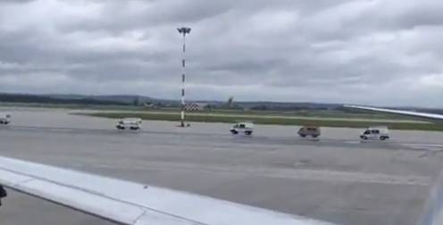 Видео из аэропорта Кольцово, где к аварийной посадке готовится самолет.