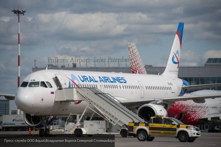Пассажирский самолет, вылетевший из Петербурга в Таджикистан, совершил экстренную посадку