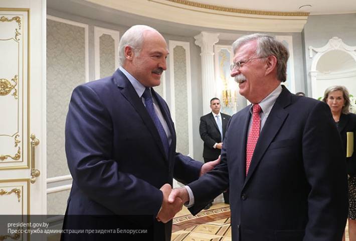 Лукашенко преподнес Болтону подарок в виде белорусской водки
