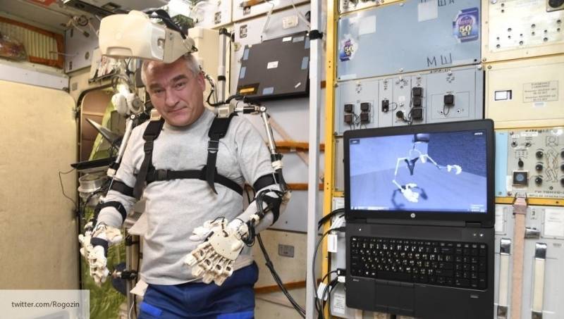 Космонавт Александр Скворцов готовится провести эксперименты с «Федором»