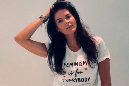 Актриса «Спасателей Малибу» надела футболку для феминисток и разъярила фанатов
