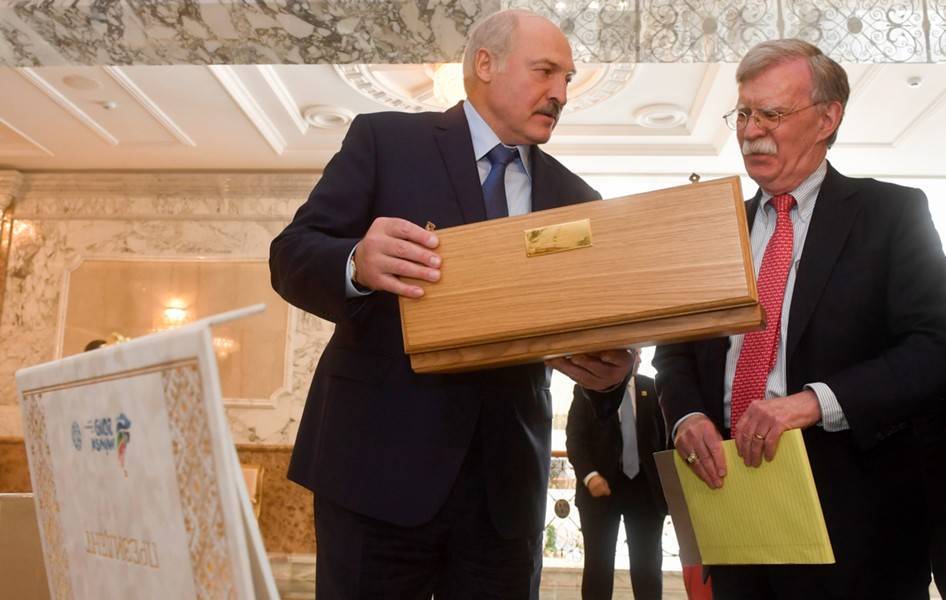 Лукашенко подарил скатерть с салфетками Меланье Трамп