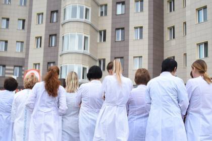 В Минздраве рассказали о забирающих зарплаты врачей «элитах»