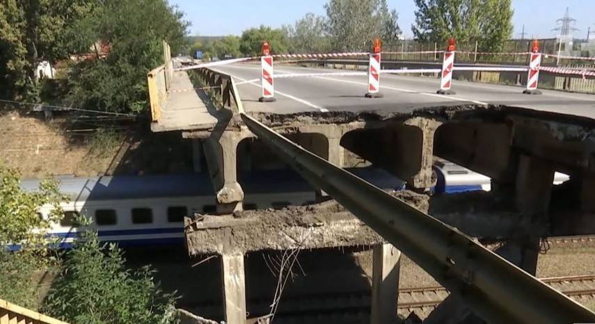 Появилось видео обрушения моста в Харькове (Видео)