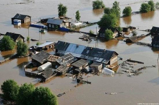 Полис помог пережить наводнение