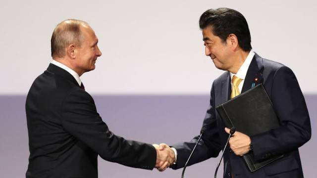 Путин и Абэ намерены обсудить на полях ВЭФ тематику мирного договора.