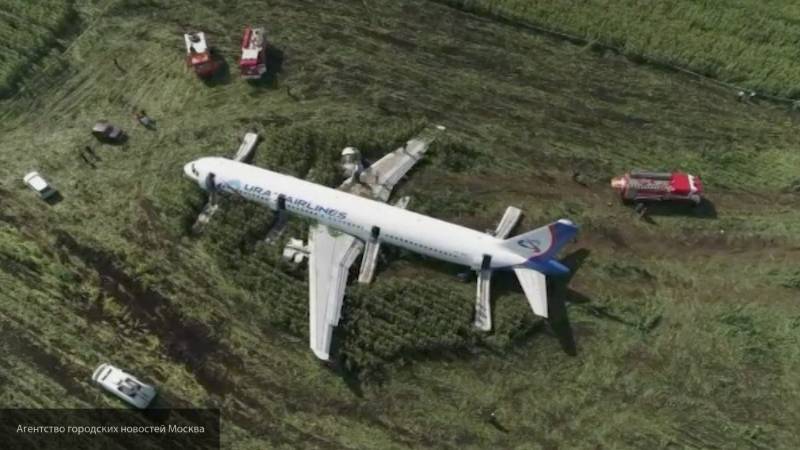 СК начал проверку после вынужденной посадки самолета "Уральских авиалиний" в Кольцово