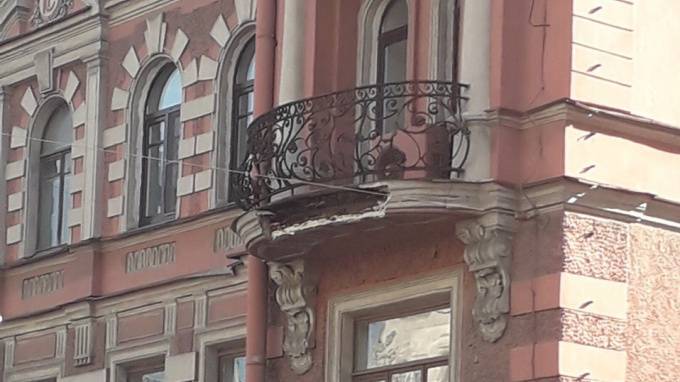 В доме №120 на Лиговском проспекте отвалился кусок балкона