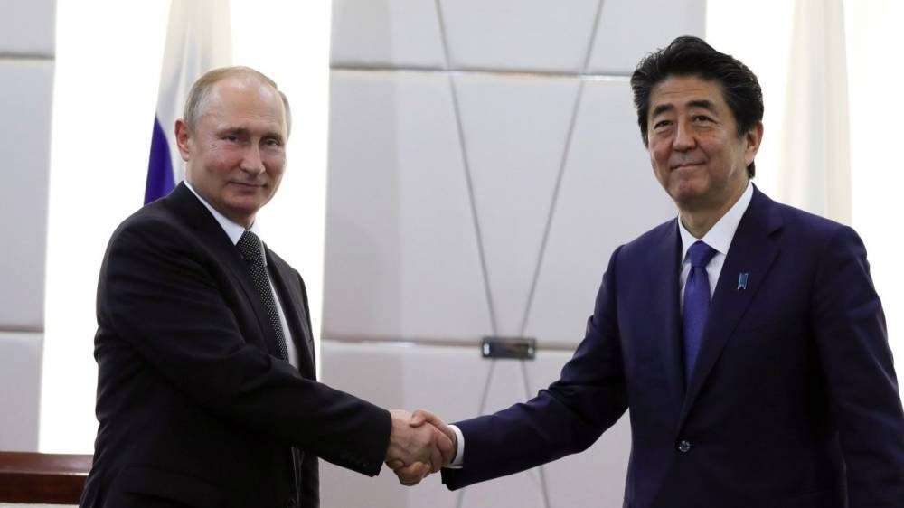 Путин и Абэ обсудят перспективы заключения мирного договора на ВЭФ